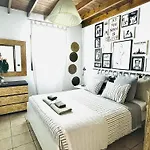 Kalufa Surf House *