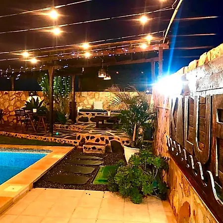 Kalufa Surf House 호스텔 *